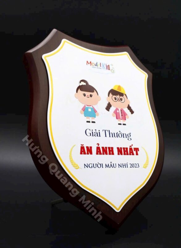 Biểu trưng gỗ hình khiên mẫu 1