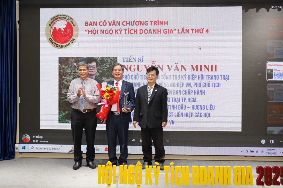 Biểu trưng pha lê Vinh danh TOP 100 Gương mặt Truyền cảm hứng Triển vọng 2025