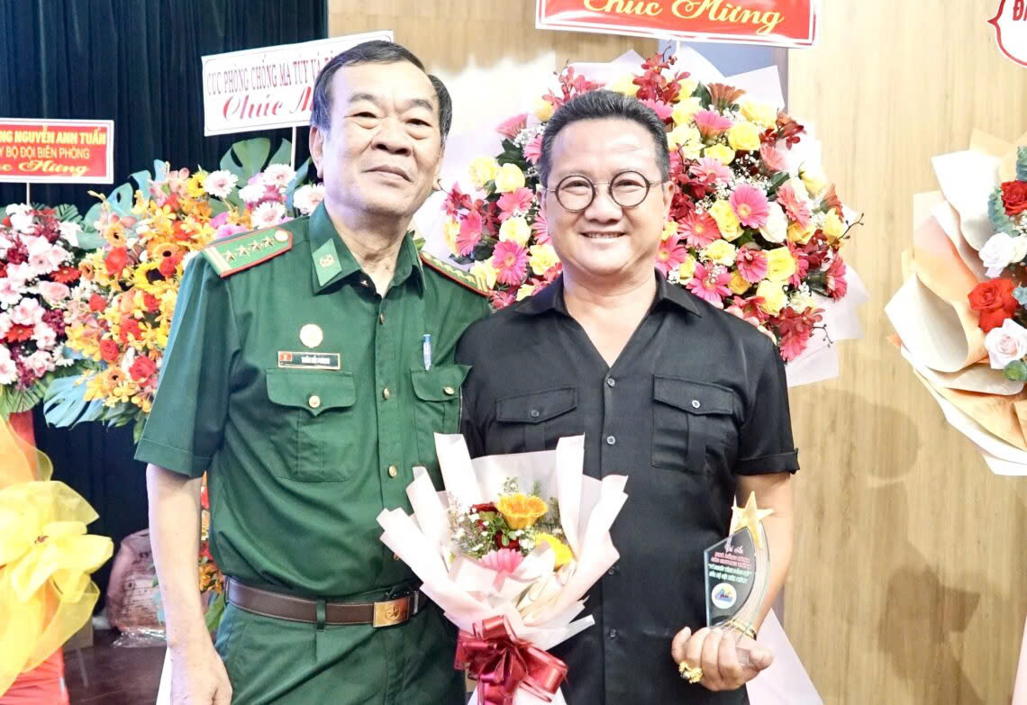 TS. Hồ Minh Sơn chụp ảnh lưu niệm cùng nguyên Tư lệnh Bộ đội Biên phòng TP.HCM, Phó BLL Bộ đội biên phòng tại TP.HCM